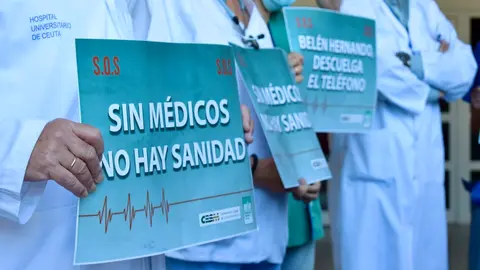 M&eacute;dicos concentraci&oacute;n huelga hospital INGESA