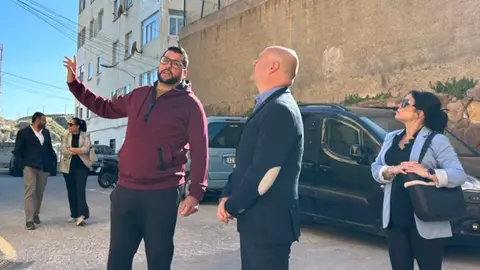 Juan Guti&eacute;rrez y su comitiva, durante una visita al 'edificio de los maestros'