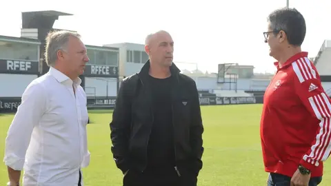 Medina Cantalejo, Luis Rubiales y Antonio Garc&iacute;a Gaona, en el Murube / RFFCE