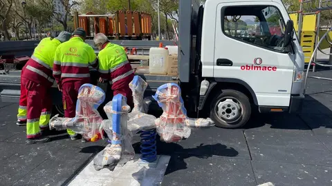 Operarios de OBIMACE, renovando el mobiliario del parque infantil de La Marina