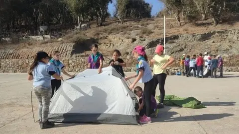 Varios menores del Centro Scout, montando una tienda de campa&ntilde;a