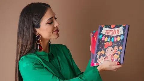 Mariola Blanch, posando junto a un ejemplar de 'Tirititr&aacute;n y ol&eacute;'