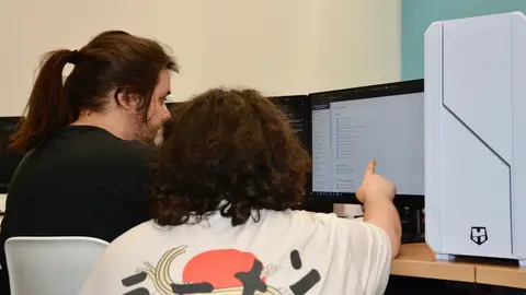 Adri&aacute;n de Luna, junto a uno de sus alumnos del curso de desarrollo de videojuegos de Ceuta Open Future