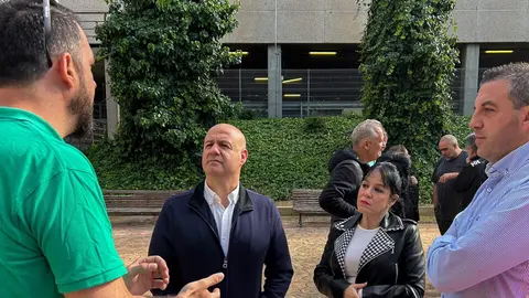 Juan Guti&eacute;rrez y su comitiva, durante una visita a Parques de Ceuta