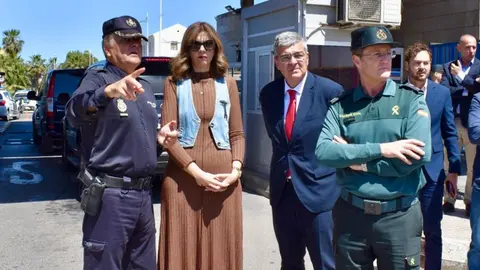 Rafael Garc&iacute;a y Sabrina Moh, durante una visita al paso fronterizo de Beni-Enzar