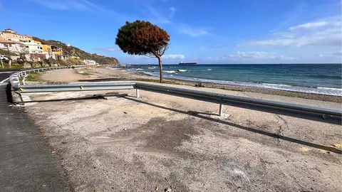  Guardarailes en la Playa de Ben&iacute;tez / Archivo 