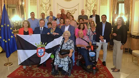 Juan Vivas y Alejandro Ram&iacute;rez, posando junto a un grupo de usuarios de la Asociaci&oacute;n AMFAT