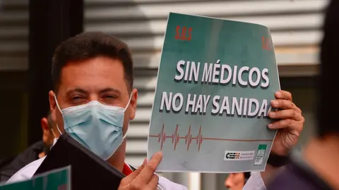 Concentraci&oacute;n m&eacute;dicos huelga hospital urgencias ingesa