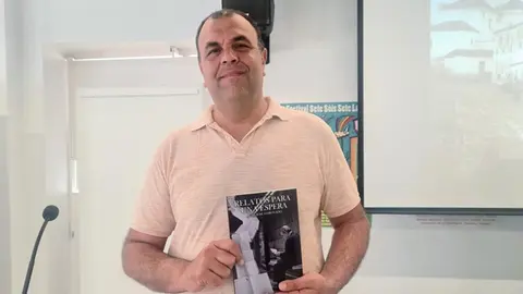 Juanjo Coronado, durante la presentaci&oacute;n de su libro / Rafa B&aacute;ez