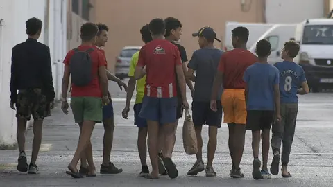 Un grupo de menores, en la zona portuaria / Archivo
