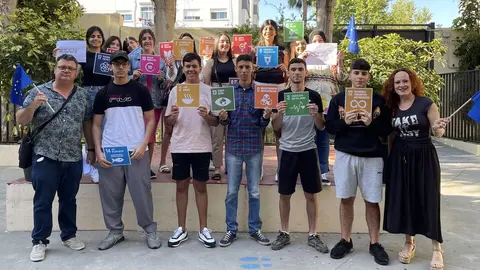 Un grupo de alumnos y profesores del CIFP, durante la celebraci&oacute;n del D&iacute;a de Europa