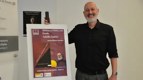 Ram&oacute;n Rodr&iacute;guez Casaub&oacute;n, durante la presentaci&oacute;n de 'Panecillos, bacterias y odio' / Alejandro Castillo