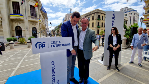  Juan Vivas y Juanma Moreno al finalizar el acto de campa&ntilde;a de este domingo / Laura Ortiz 
