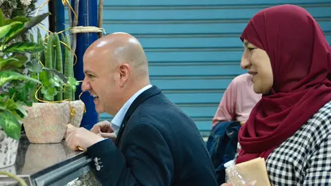 Juan Guti&eacute;rrez e Hikma Mohamed, durante una visita al Mercado Central de Abastos / Alejandro Castillo