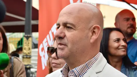 Juan Guti&eacute;rrez, durante un acto de campa&ntilde;a en la plaza de Azc&aacute;rate / Alejandro Castillo