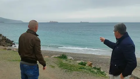 Rafael Garc&iacute;a y uno de sus asesores, en el lugar supuestamente elegido para instalar la rampa n&aacute;utica