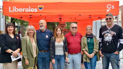 Javier Varga y varios miembros de Ciudadanos, en la plaza de Los Reyes / Alejandro Castillo