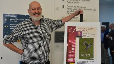 Ram&oacute;n Rodr&iacute;guez Casaub&oacute;n, durante la presentaci&oacute;n de 'Benz&uacute;, donde reside la luz' / Alejandro Castillo