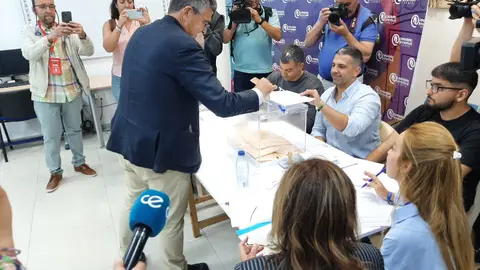  Rafael Garc&iacute;a depositando su voto 