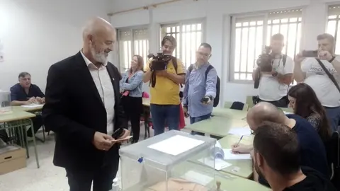 Javier Varga, votando