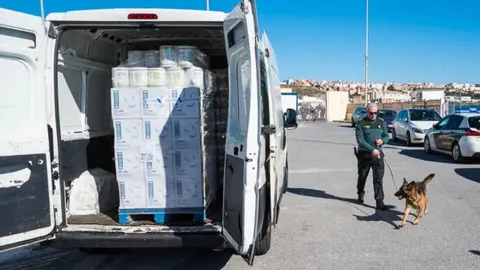 Un guardia civil, a punto de inspeccionar la carga de una furgoneta / Archivo