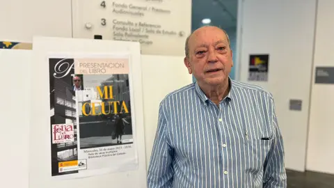  Joaqu&iacute;n Guzm&aacute;n posa junto al cartel de su libro/ Foto: Dani Hern&aacute;ndez 