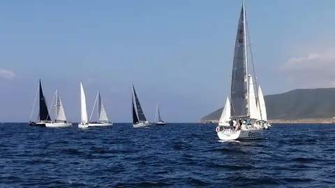 Varias embarcaciones, surcando las aguas del Estrecho durante la Straitchallenge de 2023