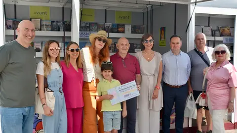 Lidia Ponce cuento mil quinientas veces feria libro asperger cheque donaci&oacute;n