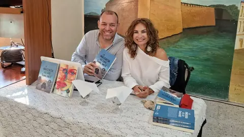 Tula Fern&aacute;ndez, durante la presentaci&oacute;n de su &uacute;ltimo libro en la Casa de Ceuta en Algecras