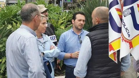Redondo y varios miembros de VOX, durante una concentraci&oacute;n de Plataforma por una Jubilaci&oacute;n Digna y la Plena Equiparaci&oacute;n Salarial
