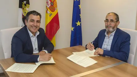 Carlos Rontom&eacute; y Hamido Mohamed, durante la firma de un convenio / Cultura