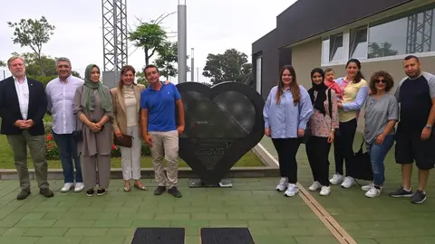 Varios miembros del Gobierno, durante una recogida de tapones de pl&aacute;stico impulsada por TRAGSA