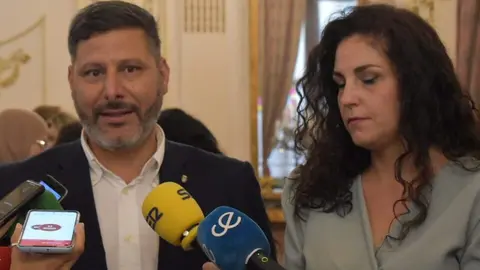 Mohamed Mustafa y Julia Ferreras, durante un encuentro con los medios / Rafa B&aacute;ez