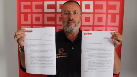 Abdelatif Mohamed, junto al informe de riesgos laborales de OBIMACE redactado por CCOO