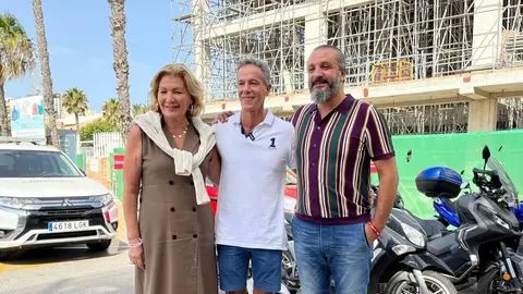 Blanca G&oacute;mez, Miguel Se&ntilde;or y Adil Mohamed, tras un encuentro con los medios
