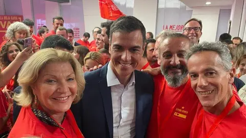Blanca G&oacute;mez, Adil Mohamed y Miguel Se&ntilde;or, junto a Pedro S&aacute;nchez