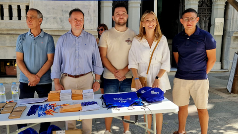  Los candidatos del PP han visitado el Mercado y han instalado un stand en el Revell&iacute;n / Laura Ortiz 
