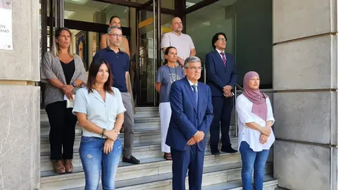 Rafael Garc&iacute;a y varios funcionarios de la Delegaci&oacute;n del Gobierno, durante un minuto de silencio