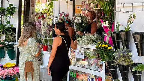  Preparativos para la ofrenda floral / Daniel Hern&aacute;ndez 