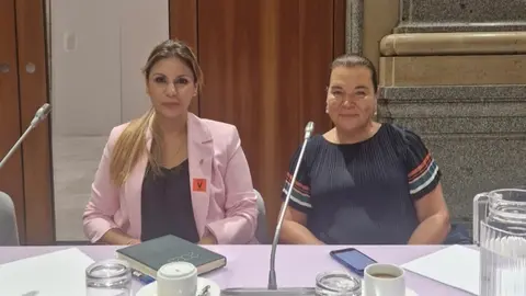 Nabila Benzina y Malika Al-Lal, durante una reuni&oacute;n del Comit&eacute; de Crisis de Igualdad