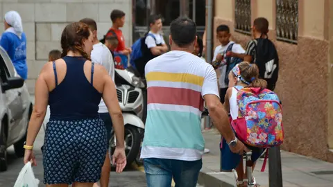 Vuelta al cole 2023 ni&ntilde;os ni&ntilde;as padres madres colegio