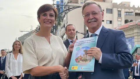 Isabel Rodr&iacute;guez y Juan Vivas, durante una visita de la ministra a la ciudad aut&oacute;noma / Alejandro Castillo