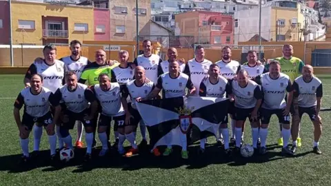 La Asociaci&oacute;n de Veteranos de Ceuta, antes del arranque de un partido