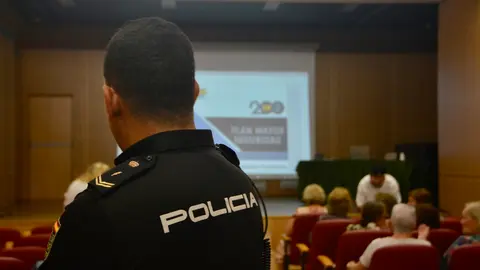 Centro del mayor mayores polic&iacute;a nacional charla prevenci&oacute;n estafas timos enga&ntilde;os