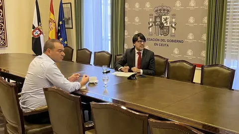 Gonzalo Sanz e Ismael Kasrou, durante un reuni&oacute;n telem&aacute;tica con el Ministerio de Pol&iacute;tica Territorial