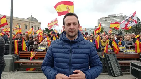 Redondo, durante la concentraci&oacute;n convocada por DENAES en la plaza de Col&oacute;n