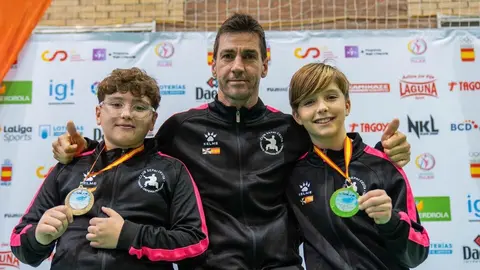 Crist&oacute;bal Mateo, posando junto a dos de sus karatecas