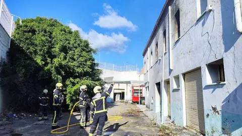 Ejercicio pr&aacute;ctico de los bomberos del SEIS en la antigua c&aacute;rcel de Los Rosales