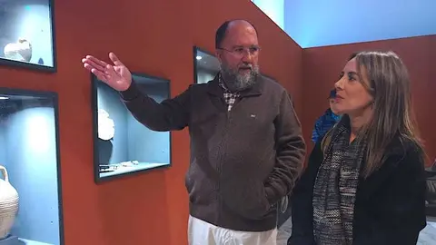 El arquitecto Fernando Villada junto a la consejera Pilar Orozco en la inauguraci&oacute;n de la exposici&oacute;n de piezas arqueol&oacute;gicas recuperadas en la Almina