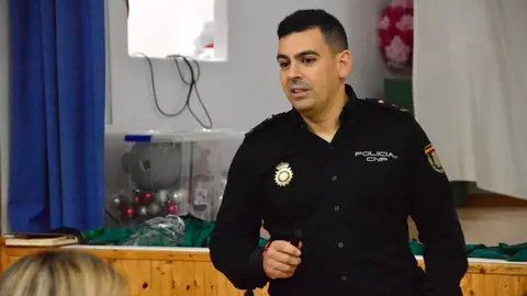 Polic&iacute;a Nacional charla formativa ciberacoso internet menores padres Lope de Vega